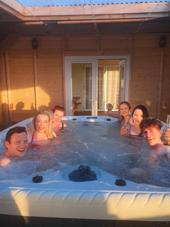 אניסקילן Sleeps 12 Hot Tub Sauna Cinema Pets Welcome מראה חיצוני תמונה